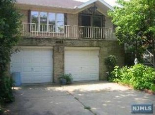 210 Riverdale Dr, Fort Lee, NJ