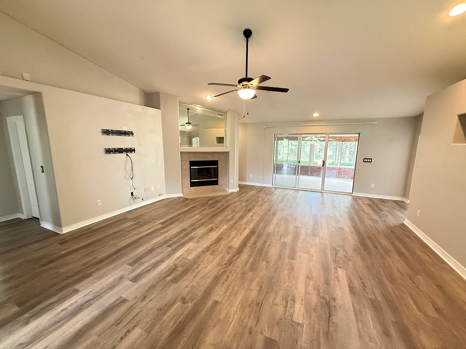 4 bed, 2.5 bath, 2571 sqft, $2,700 — Photo 2