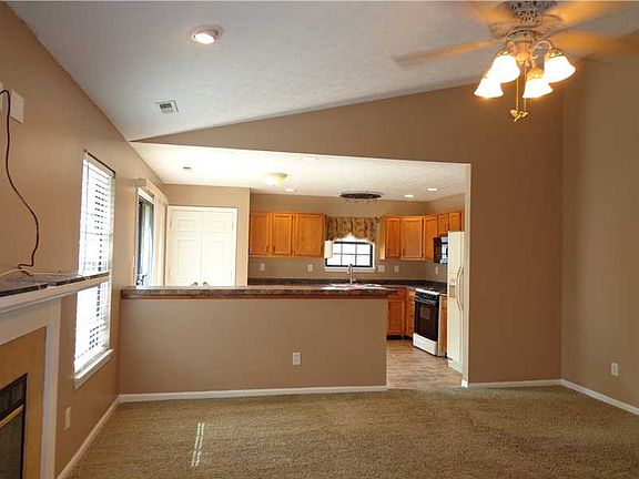 5th image of 909 Country Ln