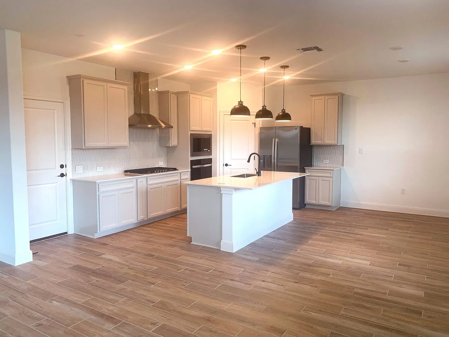 Stunning Brand New Home In Manor Tx — Photo 2