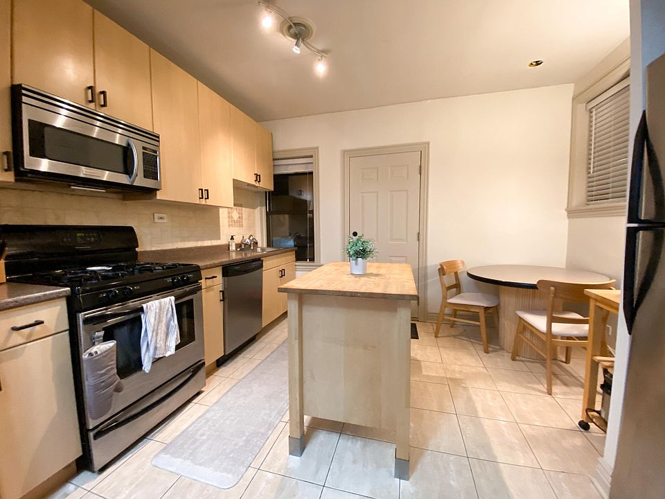 Newly renovated kitchen (island included in rental)