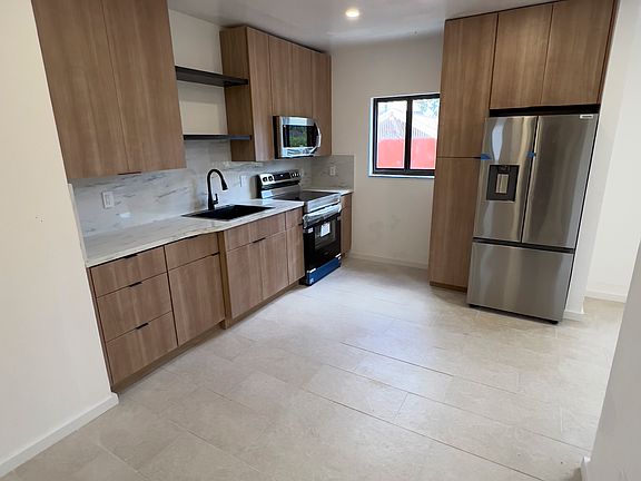 5th image of 418 NW 9th Ave #1