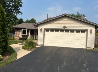 4329 Sandlewood Ln, Hoffman Estates, IL 60192