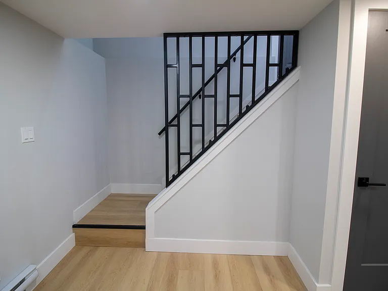 179 Burnside Dr #LOWER — Photo 5
