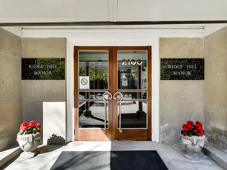 2100 Bathurst St #308 — Photo 25