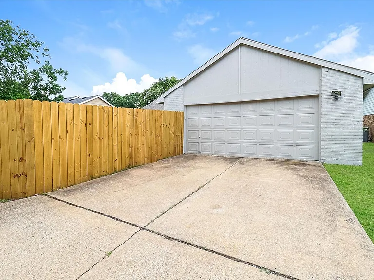 4204 Ireland Dr — Photo 23
