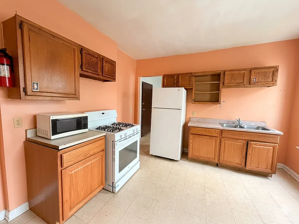 81 Houston St #2L