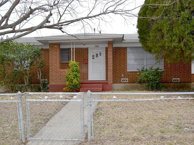 1323 Gardenia Ave — Photo 1