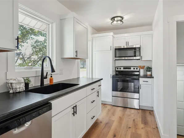 925 1st Ave E, Newton, IA 50208