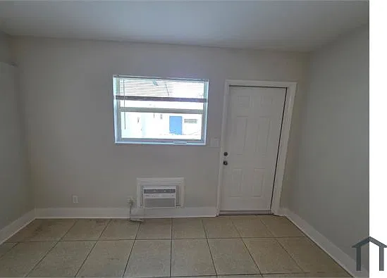 Studio, 350 sqft, $1,250 — Photo 3