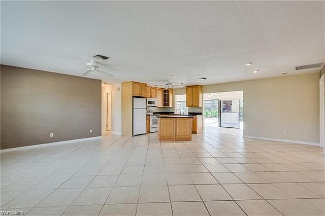 1st image of 916 SE 21st Pl