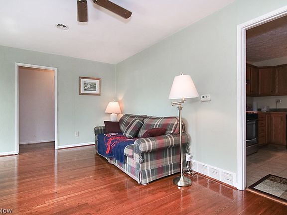 3rd image of 148 Antoinette St