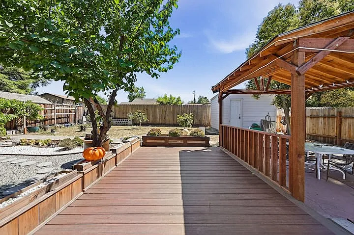 2290 Acacia Dr — Photo 11