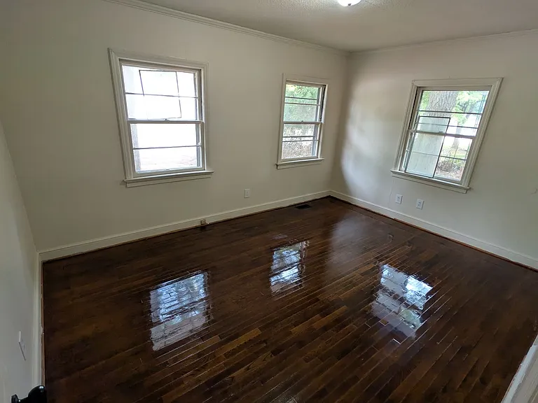 1504 Hyman Ave — Photo 2