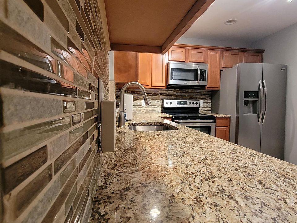1st image of 121 Lauren Pl