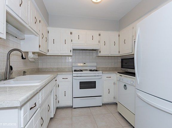3rd image of 1224 Town Crest Dr APT 2
