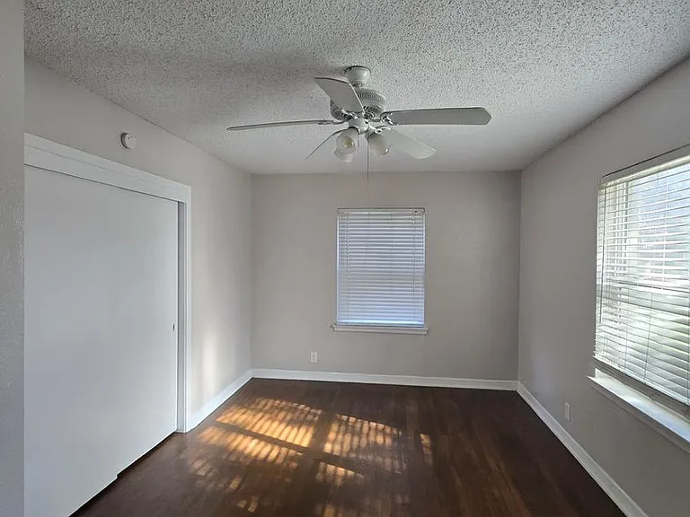 Upgraded Apartments In Arlington Heights! — Photo 15