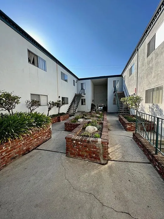 11105 Rose Ave — Photo 3