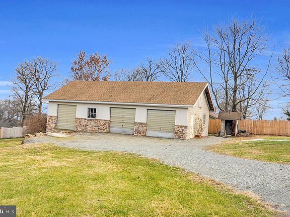 4th image of 221 Hartman Rd