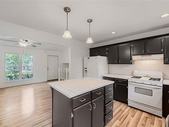 3rd image of 2635 Meadow Bend Ct