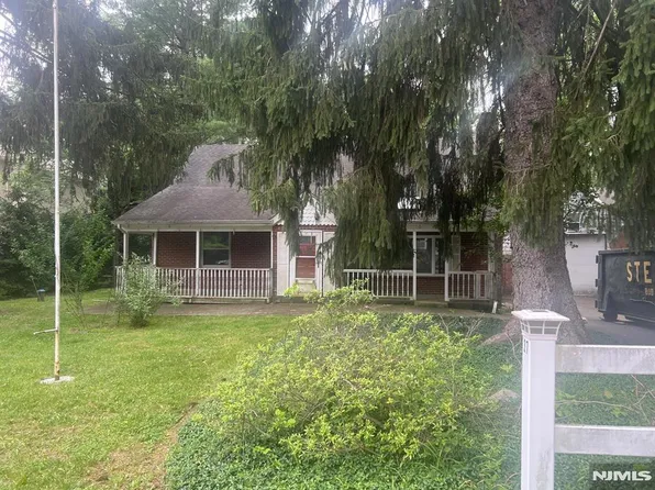 37 Roth Ave, Oakland, NJ 07436