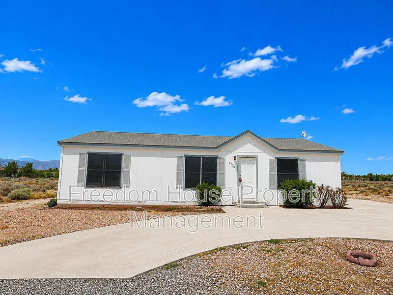 3 bed, 2.0 bath, 1310 sqft, $1,400 — Photo 2