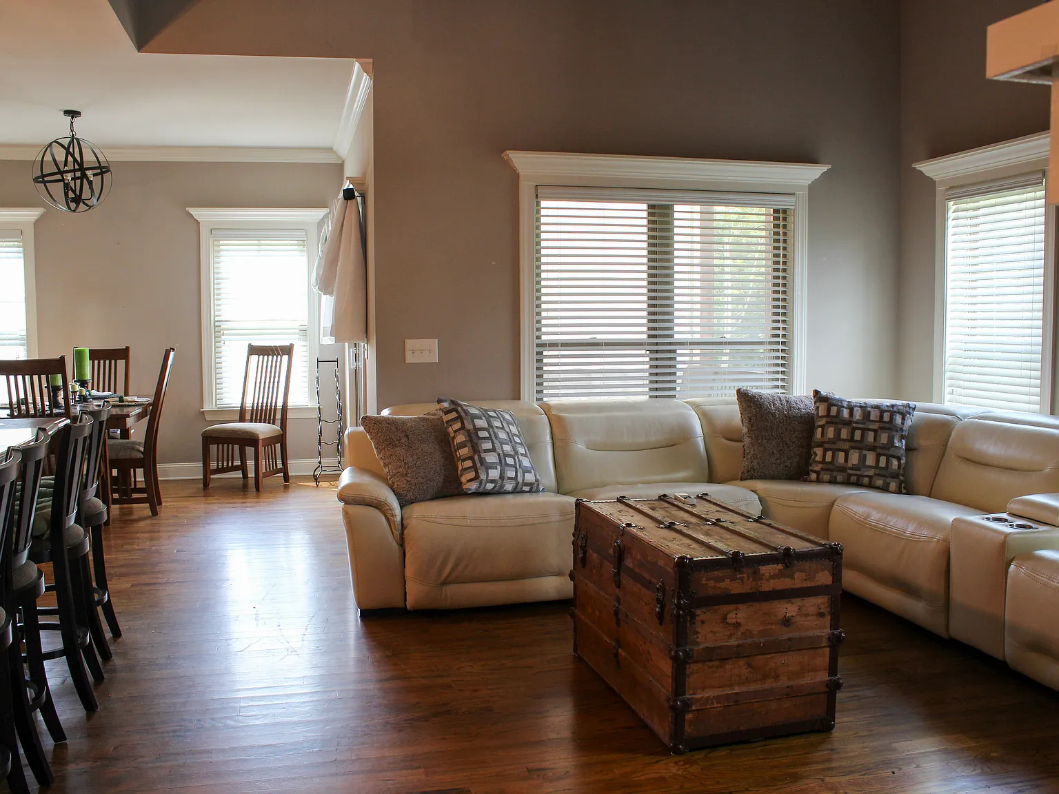 4 bed, 2.5 bath, 2435 sqft, $3,900 — Photo 3