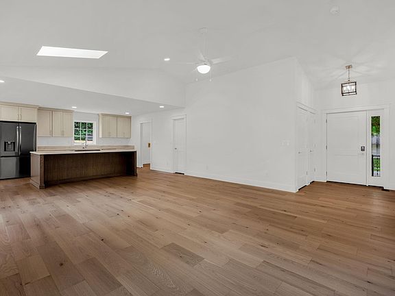 3rd image of 2405 E Queens Way
