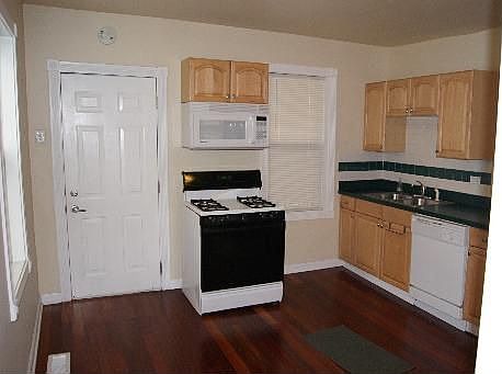 3rd image of 2509 N Marshfield Ave APT 1R