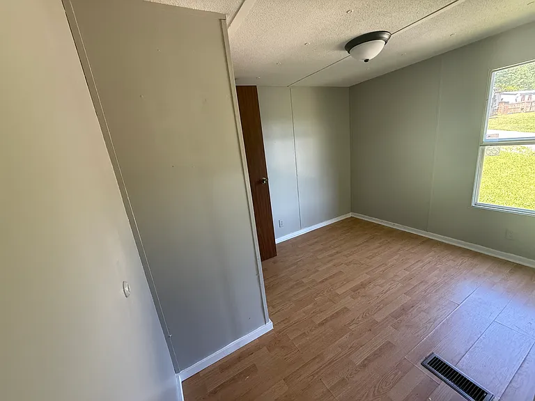 185 Middle Ave — Photo 7