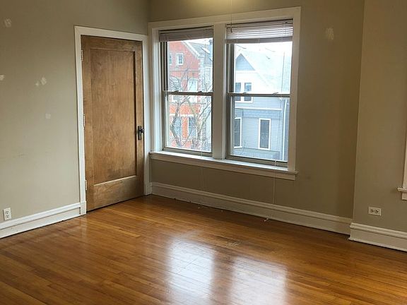3rd image of 1064 W Cornelia Ave #3