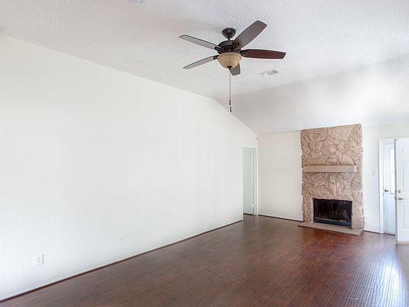4th image of 2530 Knoxville Dr