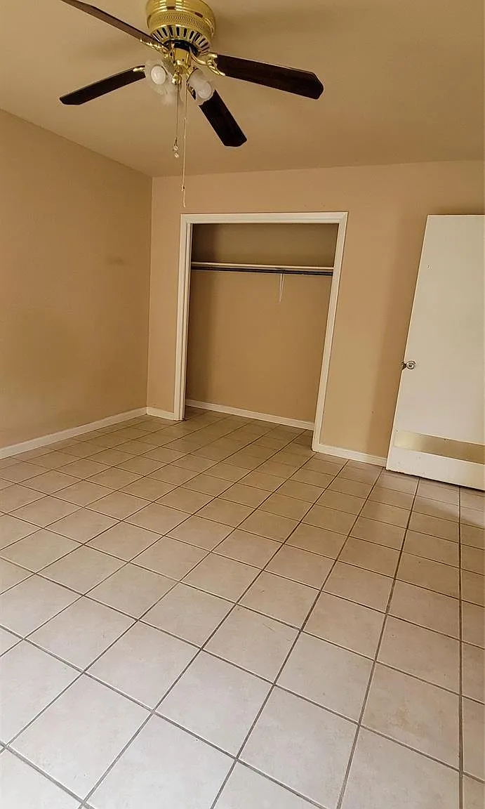 2 bed, 1.0 bath, 2704 sqft, $1,200 — Photo 3