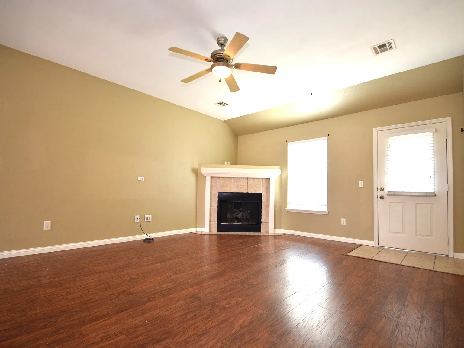 3 bed, 1305 sqft, $1,550 — Photo 3