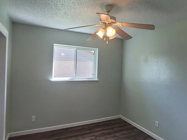 middle bedroom