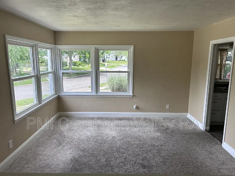2364 Suncrest Dr — Photo 2