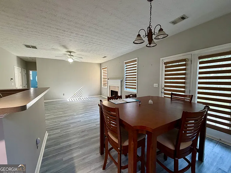 1977 Longmont Dr — Photo 5