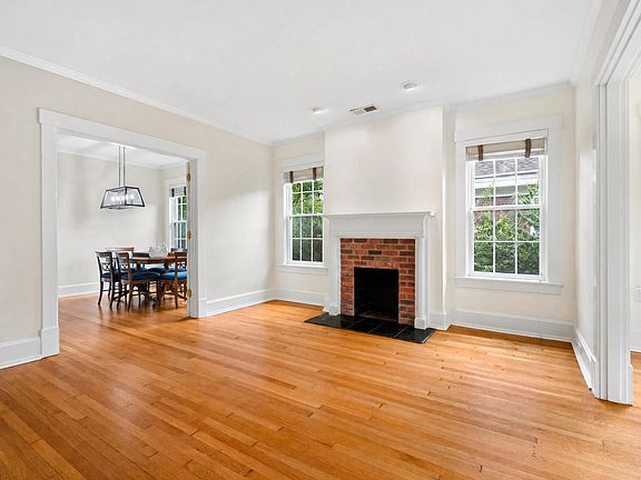 3rd image of 1127 Richmond Rd APT 4
