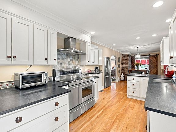 3rd image of 62 Walnut Rd
