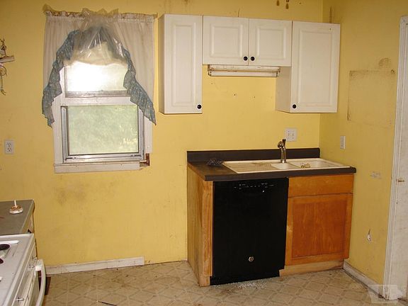 3rd image of 111 E Van Buren St
