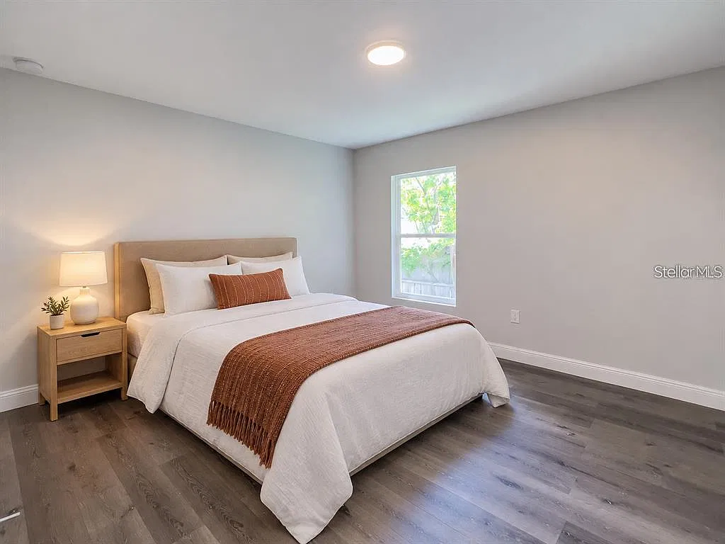 3 bed, 2.0 bath, 1290 sqft, $1,897 — Photo 4