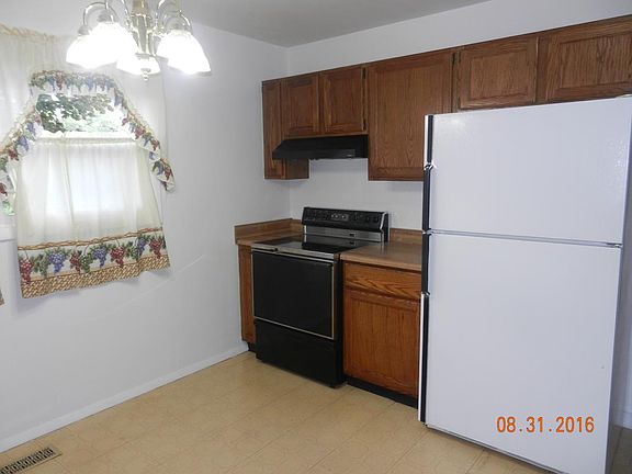 kitchen w/refrigerator