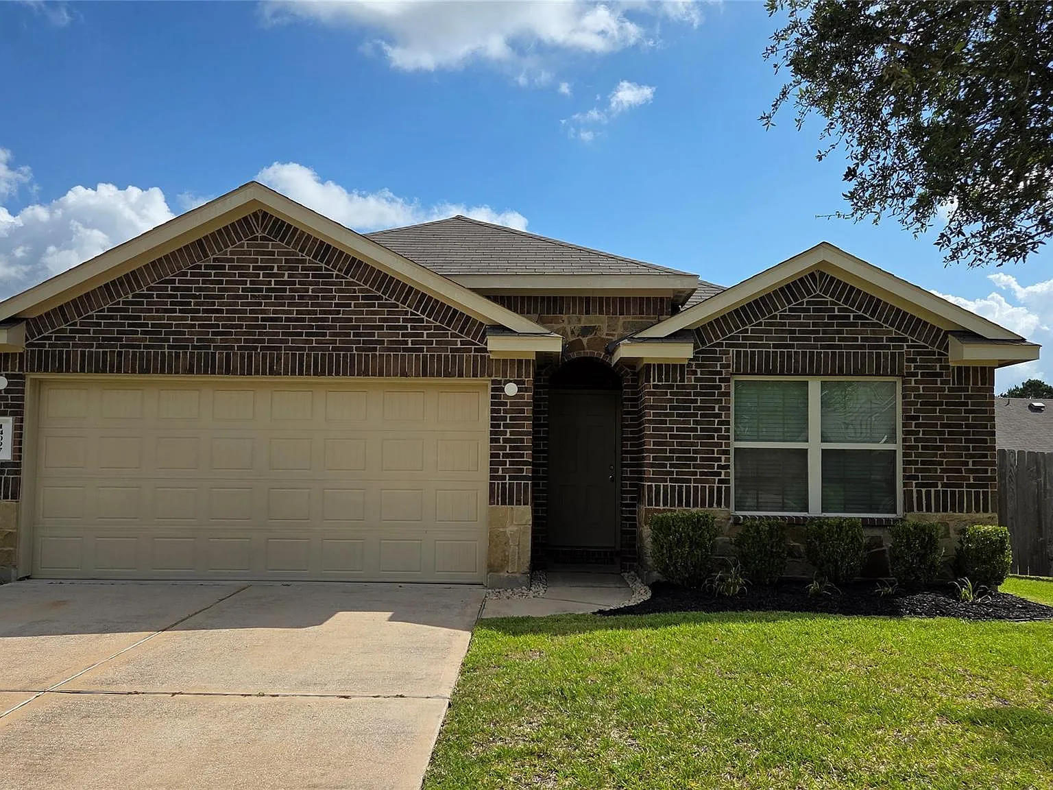 3 bed, 2.0 bath, 1516 sqft, $1,900 — Photo 1