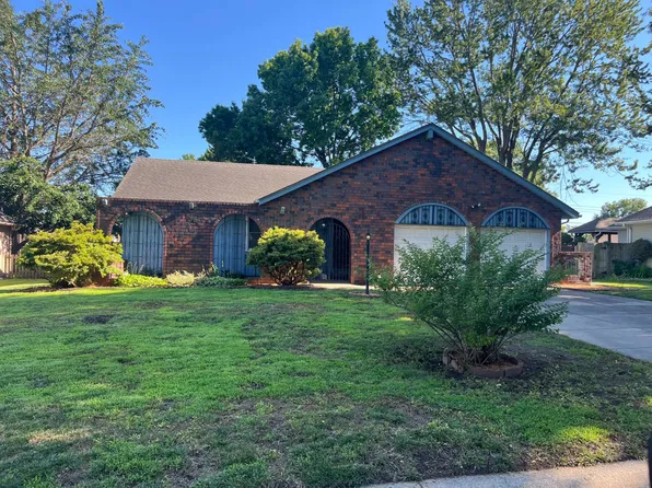 1004 SW Sunrise Dr, Blue Springs, MO 64015