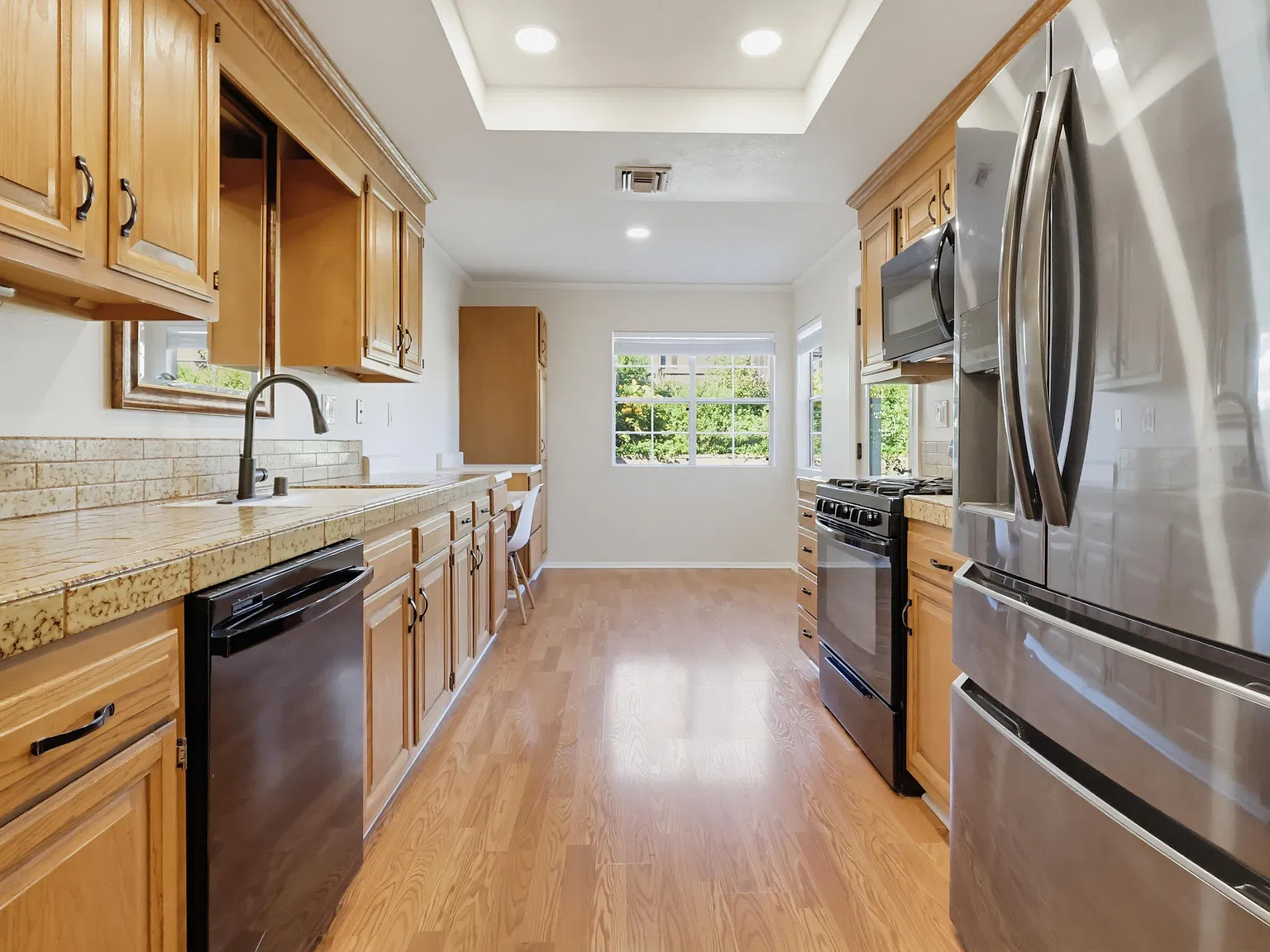 3 bed, 2.5 bath, 1804 sqft, $4,895 — Photo 3