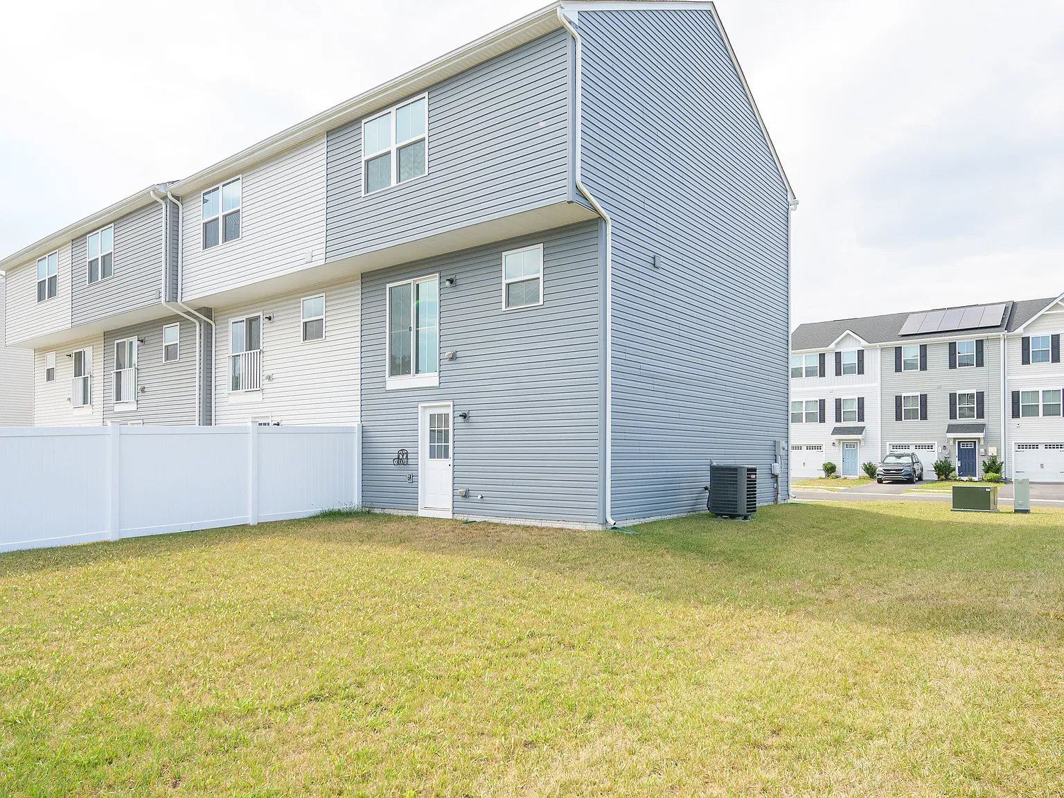 3 bed, 2.5 bath, 1560 sqft, $2,150 — Photo 3