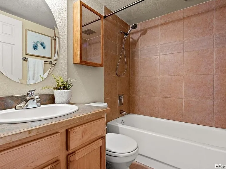 909 Logan St #4B — Photo 3