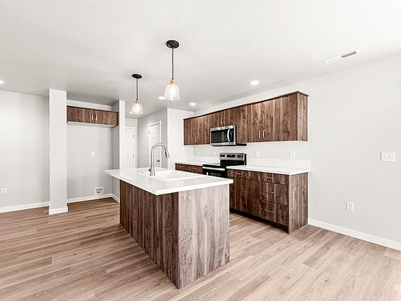 4th image of 13723 Inman Ct