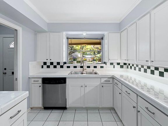 3rd image of 9226 Livenshire Dr