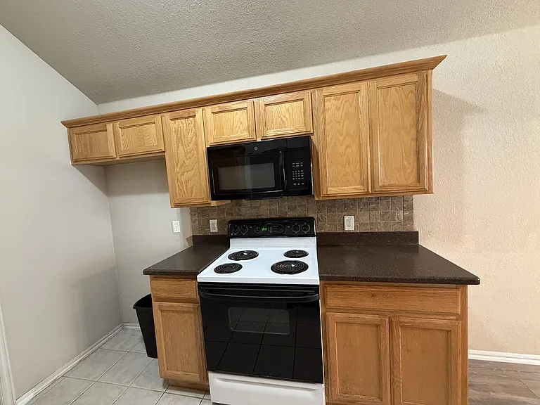 1214 Northern Hills Ln — Photo 14